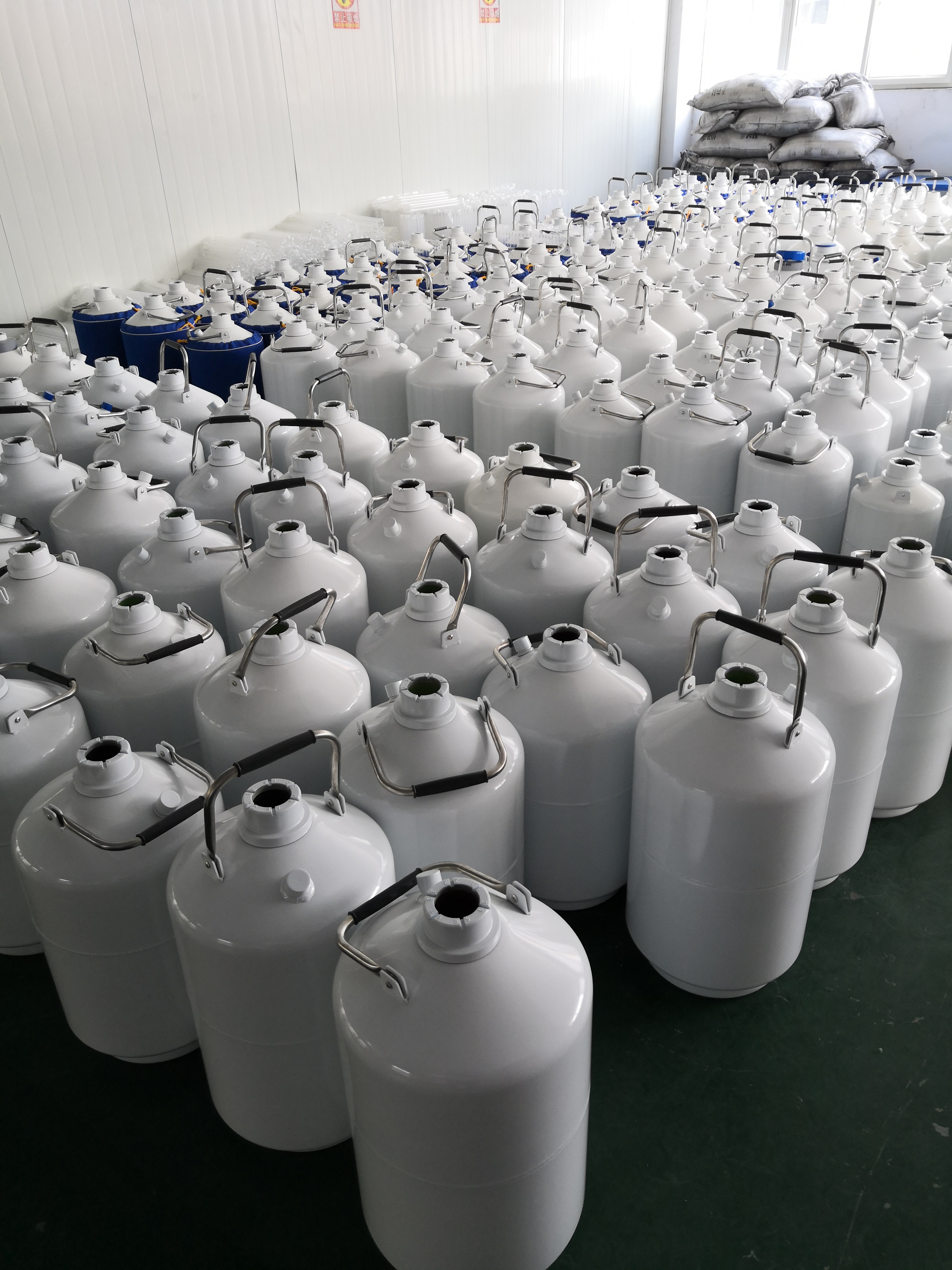 Safe handling of liquid nitrogen,liquid nitrogen containers