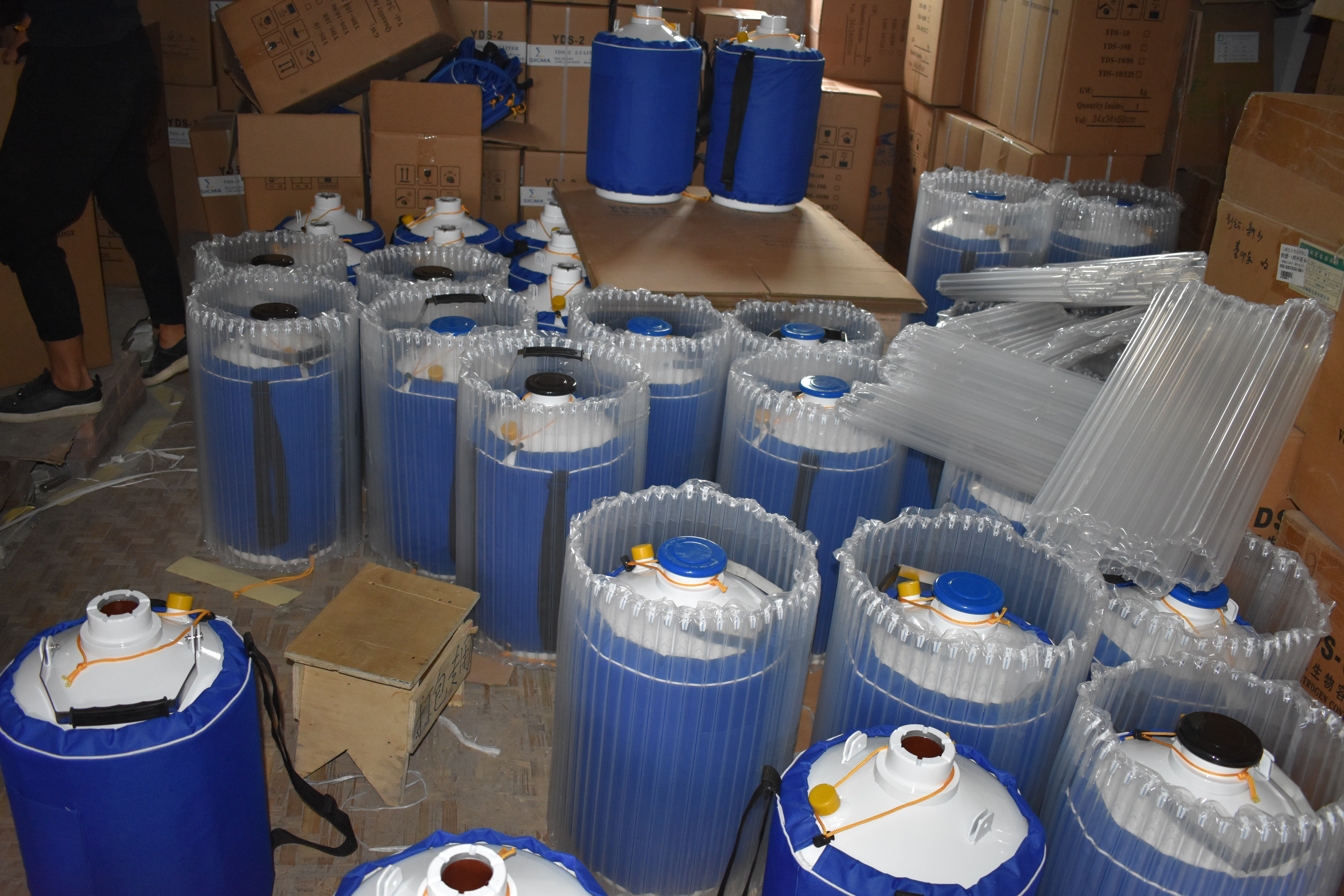 What should we do if the liquid nitrogen container leaks?